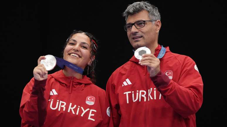 Os medalhistas de prata Sevval Ilayda Tarhan e Yusuf Dikeç, da Turquia, posam com suas medalhas