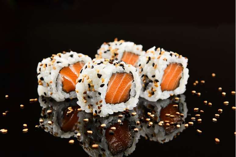 Uramaki de salmão (sushi invertido) (