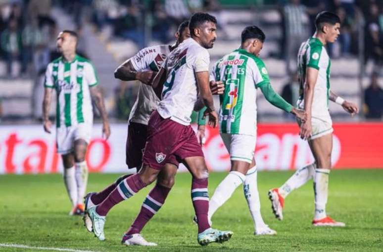 Thiago Santos em ação com a camisa do Fluminense –