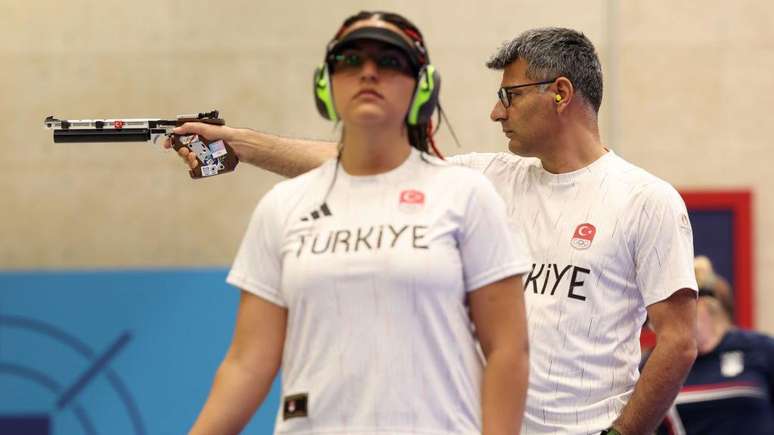 Sevval Ilayda Tarhan (esq.) e Yusuf Dikeç ganharam as primeiras medalhas de tiro olímpico para a Turquia