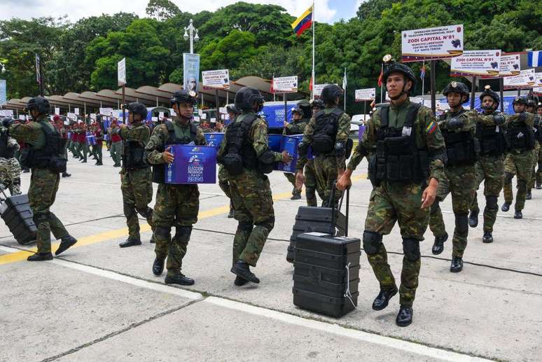 Os militares são responsáveis por transportar e proteger as urnas e as máquinas de votação na Venezuela