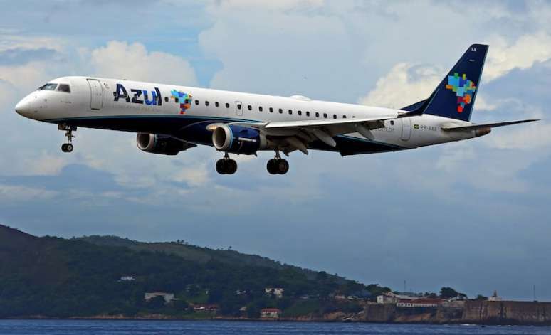 Avião da linha aérea Azul decola no aeroporto Santos Dummont, no centro do Rio, em imagem de 2019