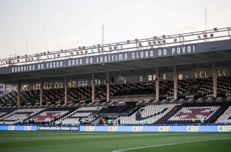 São Januário passou por procedimento no gramado para sequência da temporada –