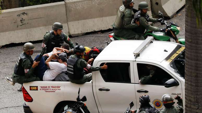 A Guarda Nacional leva manifestantes detidos nesta terça-feira (30/7) em Caracas