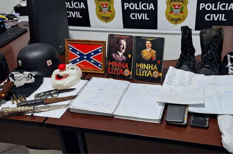 Polícia encontrou artigos nazistas, como símbolos e liros sobre o ditador Adolf Hitler