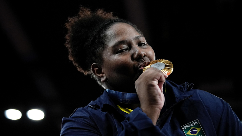 Beatriz Souza recebe a medalha de ouro 