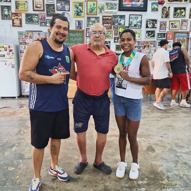 Breno Macedo; o pai, Marcos Macedo; e Jucielen Romeu, com medalha de campeã Pan-Americana.