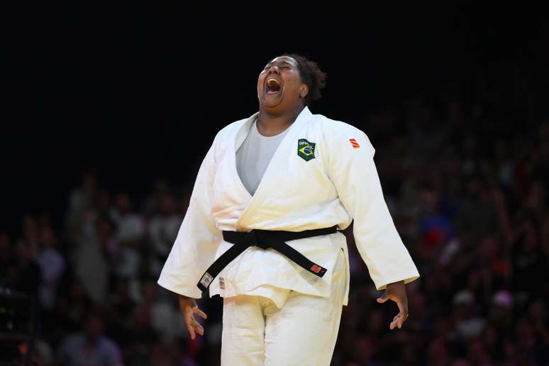 Beatriz Souza celebra conquista do ouro no judô