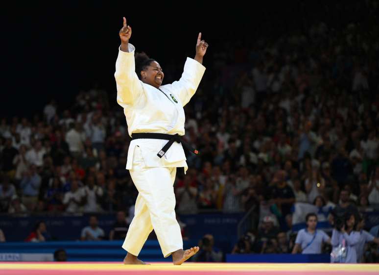 Beatriz Souza celebra conquista da medalha de ouro no judô