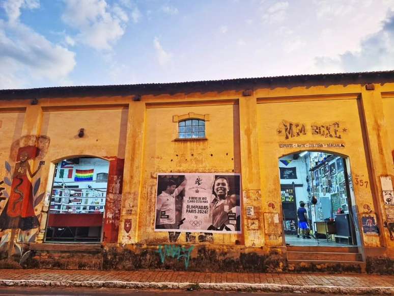 Fachada da Academia MM Boxe, no centro de Rio Claro, que funciona em barracões ferroviários centenários