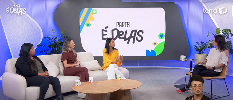 No 'Paris É Delas' desta sexta-feira a apresentadora Renata Veneri contou com a presença de Daniela Alvarez (à esquerda do sofá), Adriana Silva (ao centro) e de Bárbara Murayama (à direita)