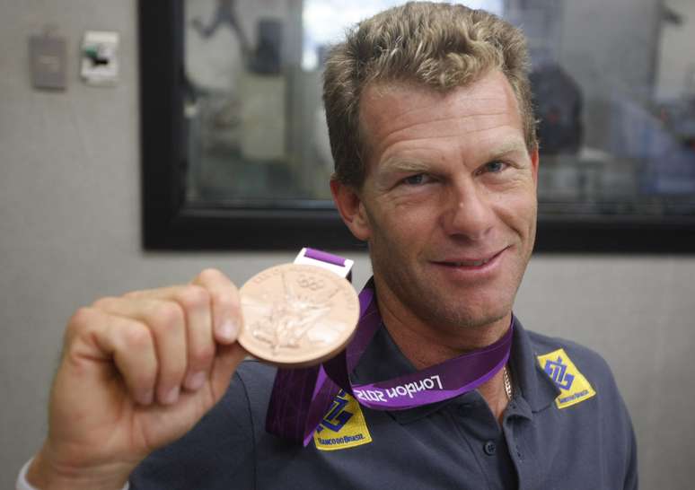 Robert Scheidt mostra a medalha de ouro conquistada em Londres-2012