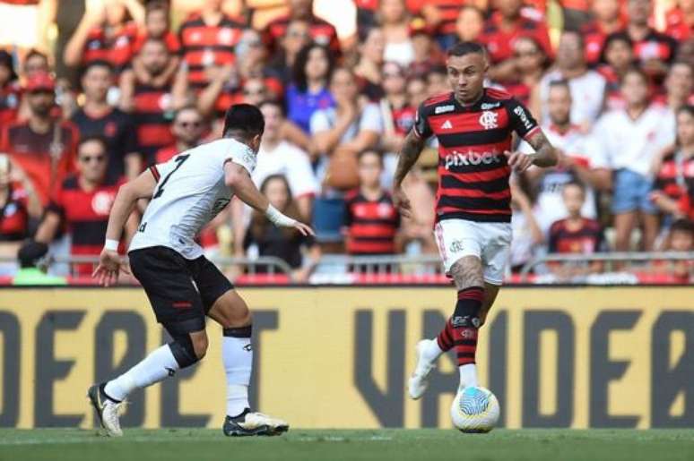 Cebolinha em ação com a camisa do Flamengo 