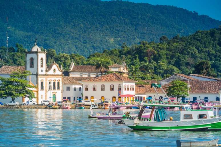 Paraty chama atenção por suas ruas feitas de paralelepípedos e casas coloridas 