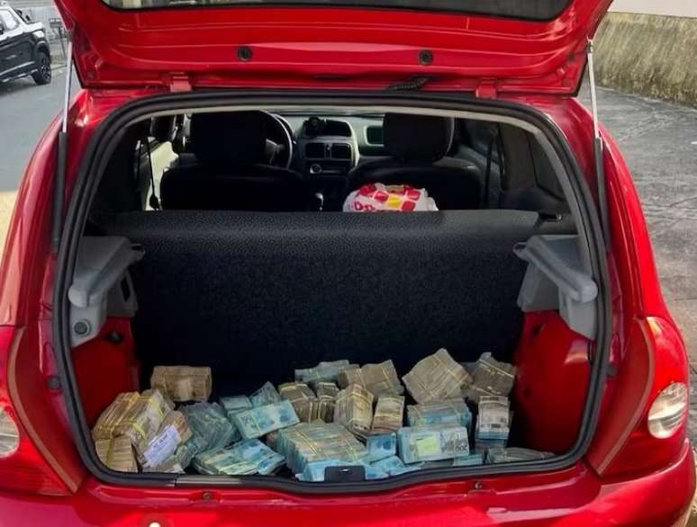 Mais de R$ 1 milhão foi encontrado dentro de um carro abandonado em São Luís (MA)