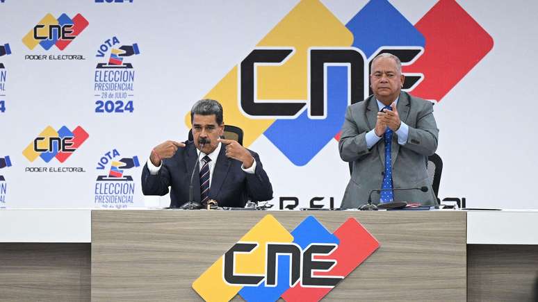 Maduro, ao lado do presidente do CNE, Elvis Amoroso, que proclamou sua vitória, mas é criticado por não ter divulgado as atas que a respaldam