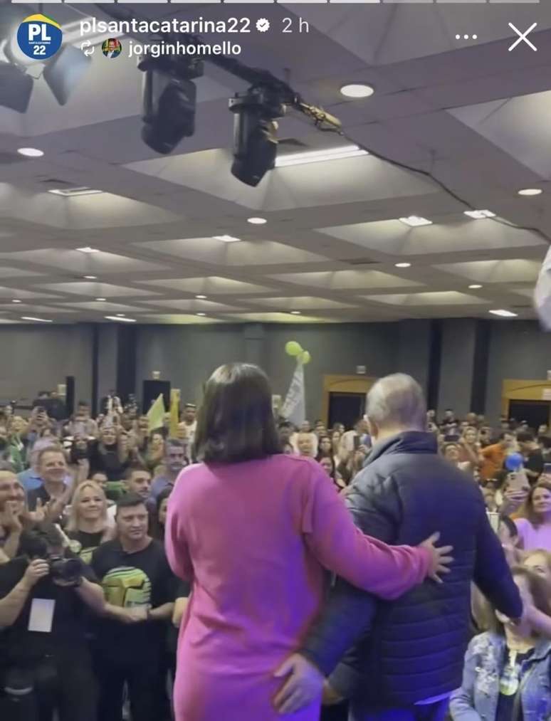 Cena com Michelle Bolsonaro e o governador Jorginho Mello, ambos do PL, foi registrada durante convenção partidária do PSD em Florianópolis no último sábado, 27.