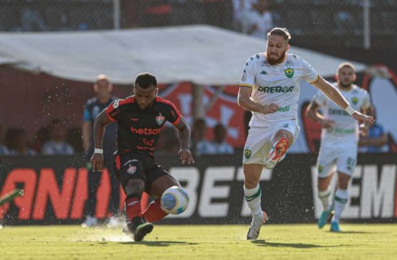 Vitória teve mais eficiência e garantiu o triunfo com gol de cabeça do zagueiro Wagner Leonardo –