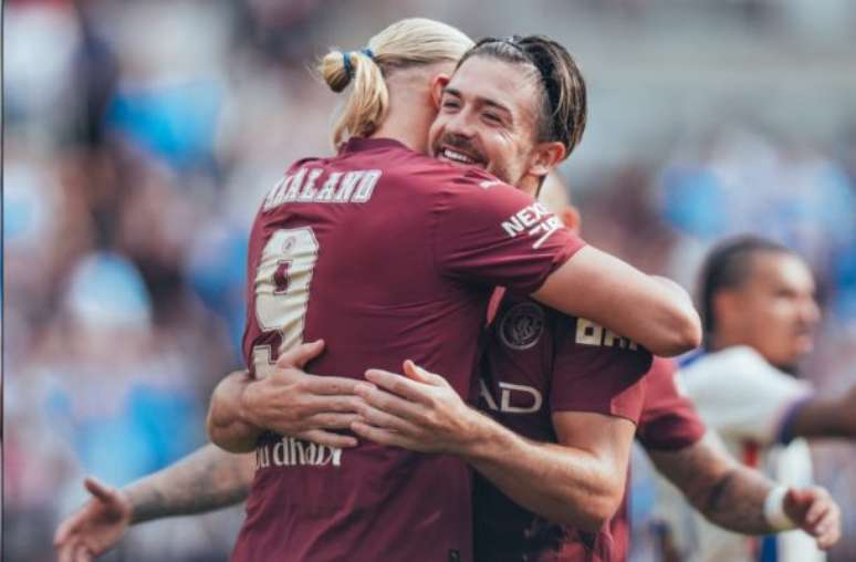 Haaland abraça Grealish. Os dois foram protagonistas do primeiro gol do City, feito pelo norueguês, que saiu de campo com um hat-trick