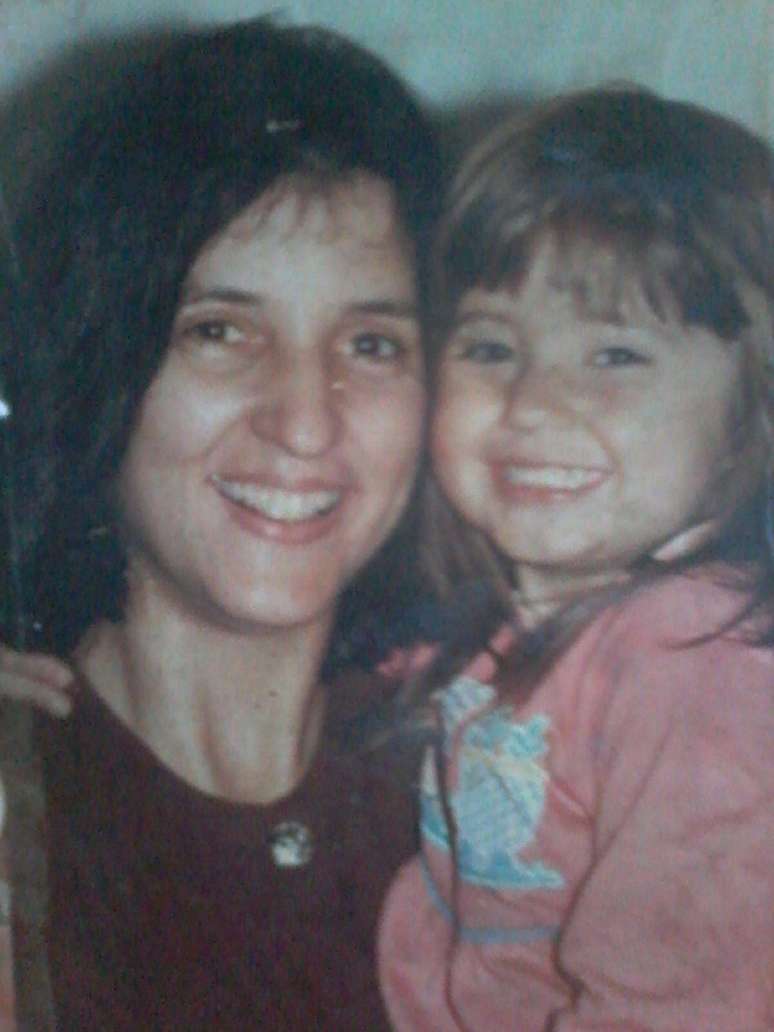 Amanda Marton com sua mãe, pouco antes de completar quatro anos de idade