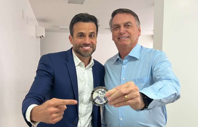 O influenciador Pablo Marçal (PRTB) quando recebeu a medalha de "imbrochável" do ex-presidente Jair Bolsonaro (PL)