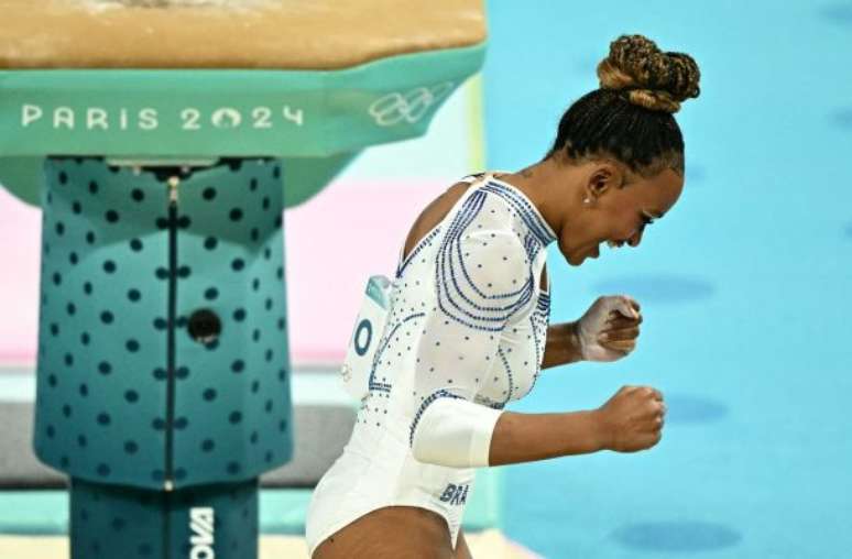 Rebeca vibra após seus saltos que garantiram a prata com pontuação excepcional. Ficou atrás apenas de Simone Biles. Esta é a terceira medalha de Rebeca em Paris