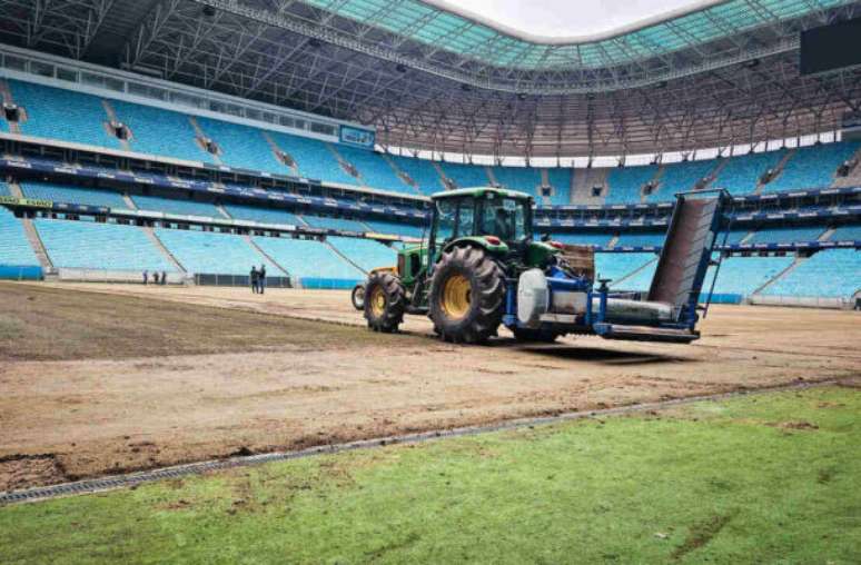 Funcionários da Arena do Grêmio quando houve o início da recuperação do estádio –