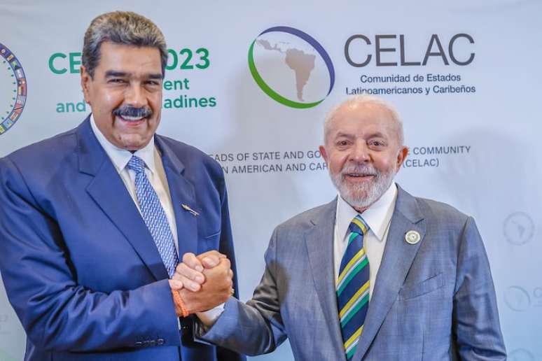 O ditador da Venezuela, Nicolás Maduro, participa de uma reunião com o presidente do Brasil, Luiz Inácio Lula da Silva, em São Vicente e Granadinas