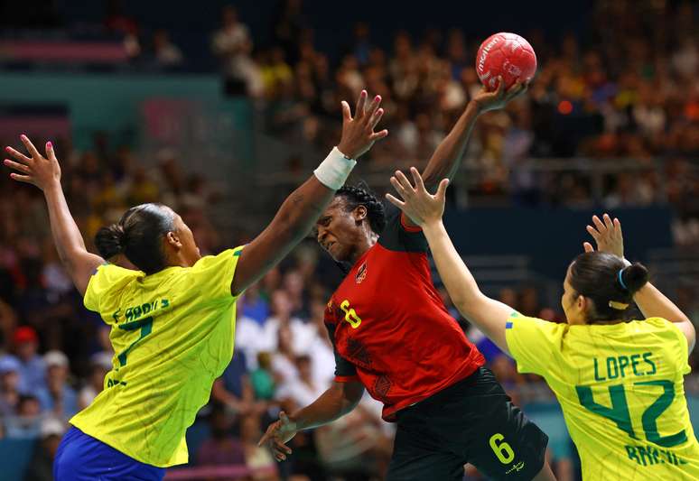 Brasil d&aacute; goleada em Angola e avan&ccedil;a em Paris
