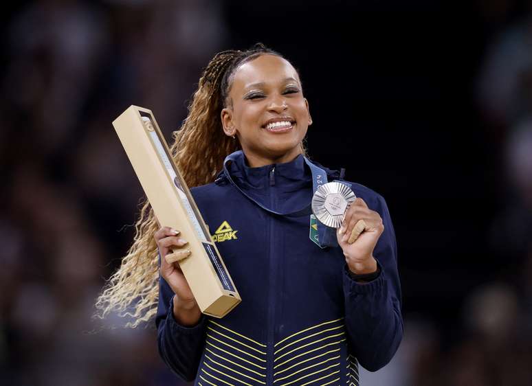 Rebeca Andrade exibe medalha de prata conquistada no salto