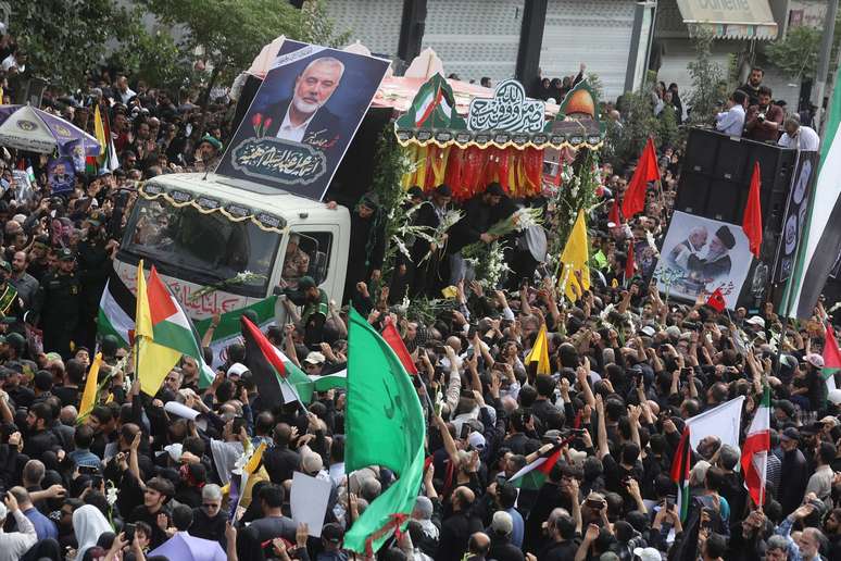 Iranianos participam de funeral do líder do Hamas, Ismail Haniyeh, em Teerã 