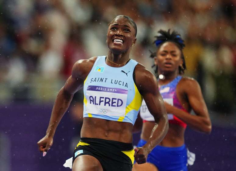 Julien Alfred após conquistar a medalha de ouro nos 100 metros rasos feminino na Olimpíada