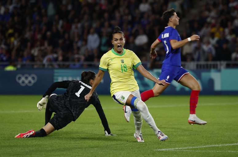 Gabi Portilho comemora gol que abriu o placar contra a França