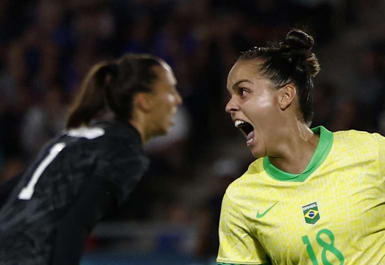 Gabi Portilho comemora gol que abriu o placar contra a França.