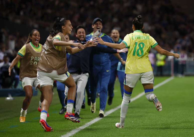 Gabi Portilho comemora gol do Brasil contra a França