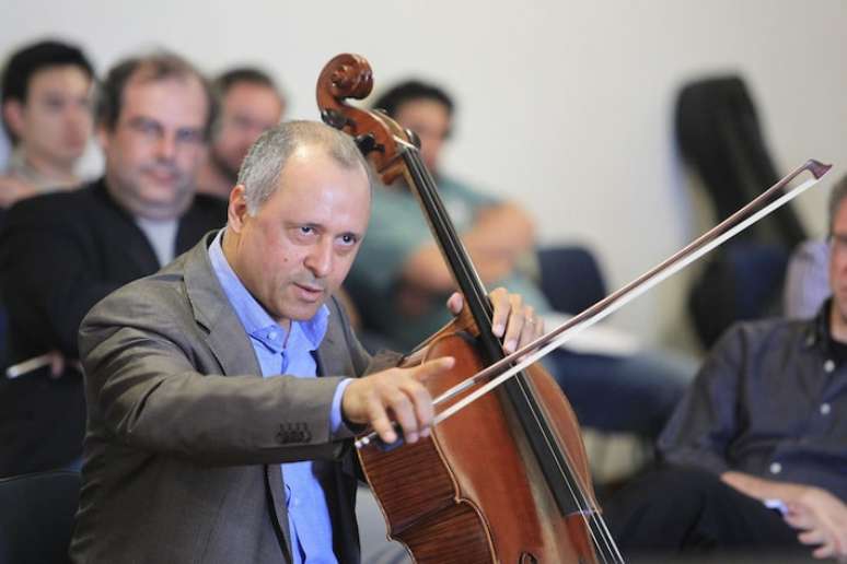 Antonio Meneses morre aos 66 anos. Na foto, o violoncelista dá masterclass gratuita para estudantes de música na Sala São Paulo, em 2010.