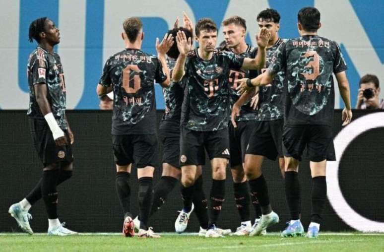 Jogadores do Bayern celebram o gol de Goretzka, o segundo na vitória por 2 a 1 no Tottenham