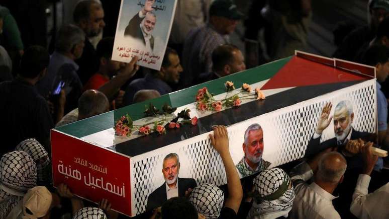 Manifestantes em Amã, na Jordânia, participam de um funeral simbólico do líder do Hamas, Ismail Haniyeh, morto no Irã nesta semana