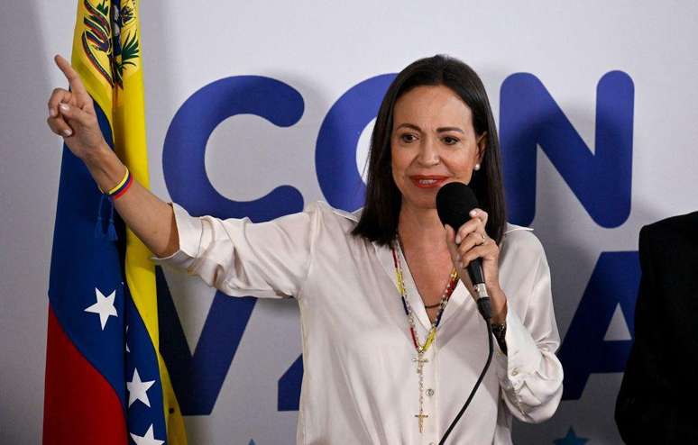 A líder da oposição, María Corina Machado, não pôde registrar sua candidatura devido a uma decisão da Controladoria, ratificada pelo TSJ