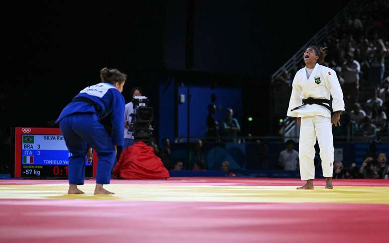 Rafaela Silva comemora bronze em equipe em Paris