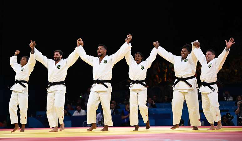 Equipe brasileira de judô comemora mais uma medalha olímpica em Paris