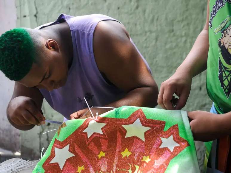 Grupo de bate-bola Sai Quem Quer produz fantasias para brincar o carnaval em Cascadura, zona norte do Rio 