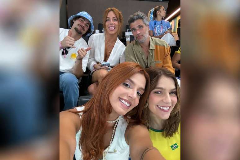 Grupo de famosos vai à final da ginástica e puxa grito: ‘Rebeca, eu te amo’