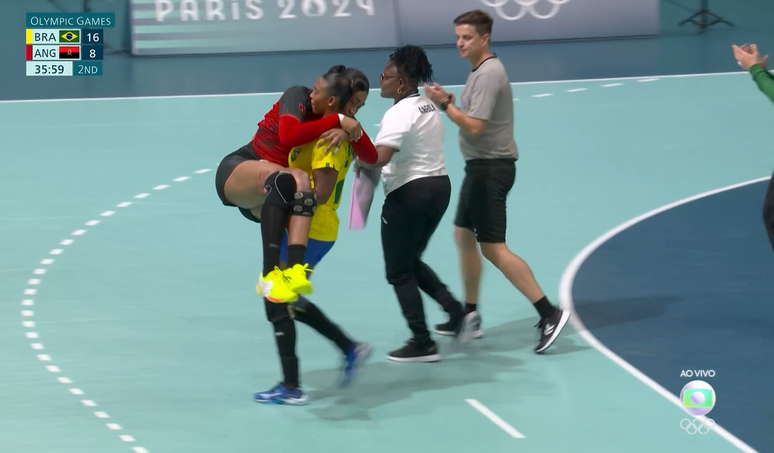 Tamires carrega nos braços jogadora de Angola que se machucou durante jogo de handebol