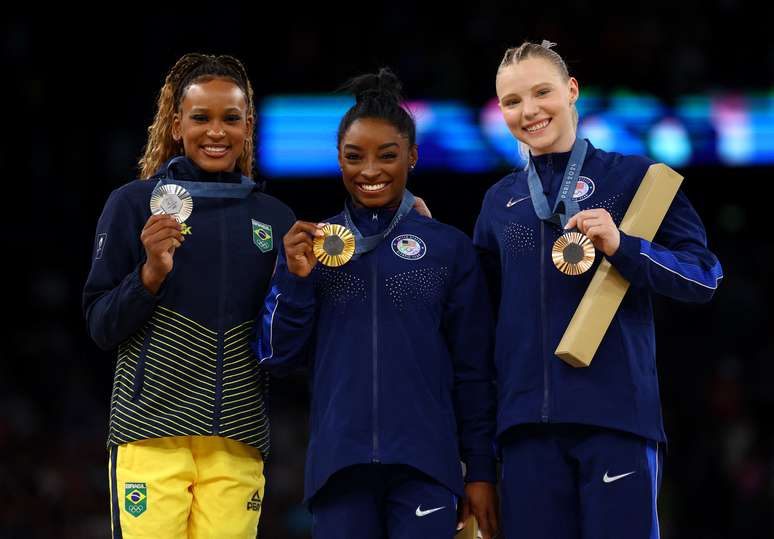 As medalhistas de ouro, Simone Biles (EUA), de prata, Rebeca Andrade (Brasil), e de bronze, Jade Carey (EUA)