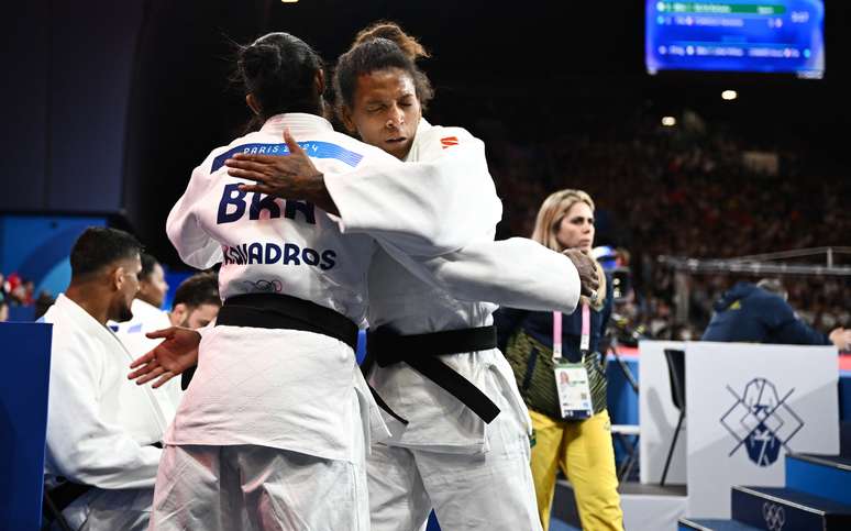 A judoca brasileira Rafaela Silva é abraçada por Ketleyn Quadros após luta contra Veronica Toniolo, da Itália