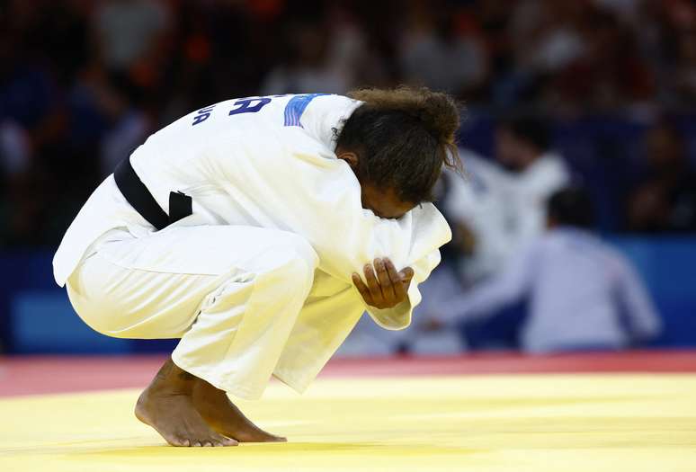 Rafaela Silva se emociona após ganhar medalha de bronze por equipes no judô na Olimpíada de Paris