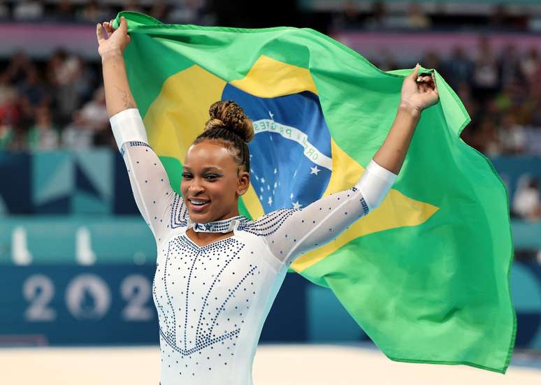 Rebeca Andrade comemora após ganhar medalha de prata em Paris