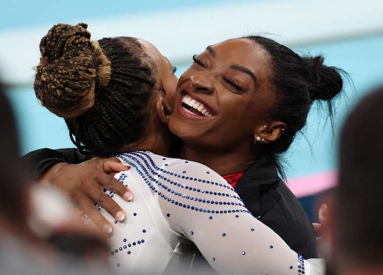 Rebeca Andrade abraça Simone Biles após se apresentar na final da ginástica na Olimpíada de Paris