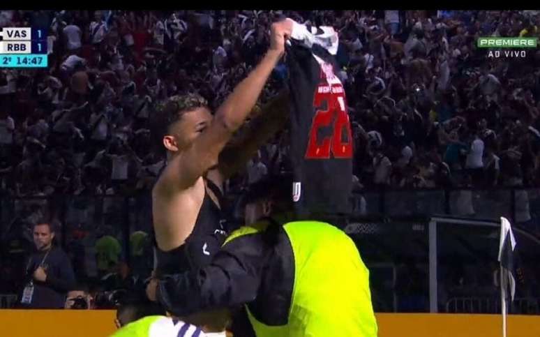 Adson marcou mais um gol com a camisa do Vasco